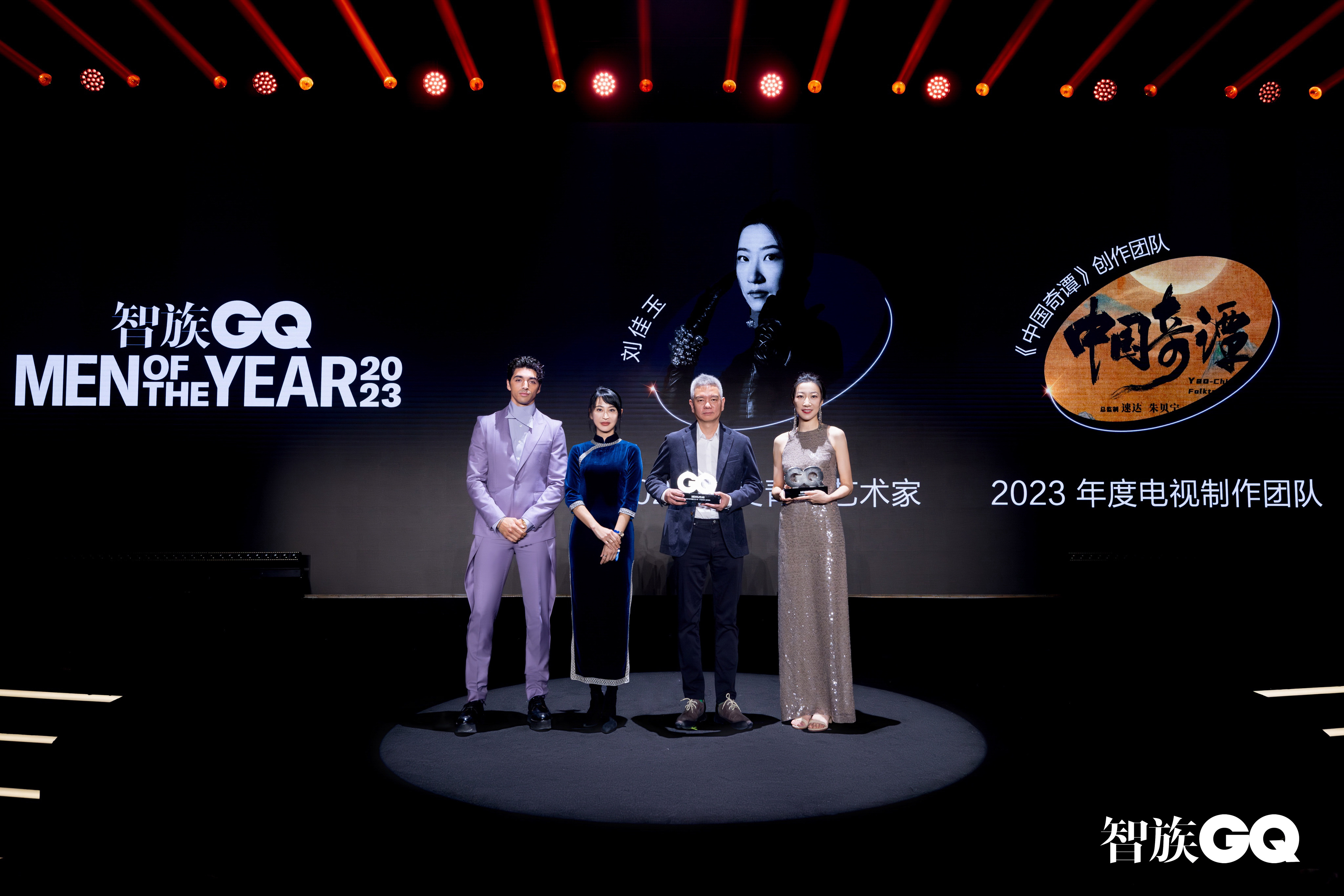 图5_帝亚吉欧中国总经理任远女士为智族GQ年度人物获奖嘉宾颁奖.jpg